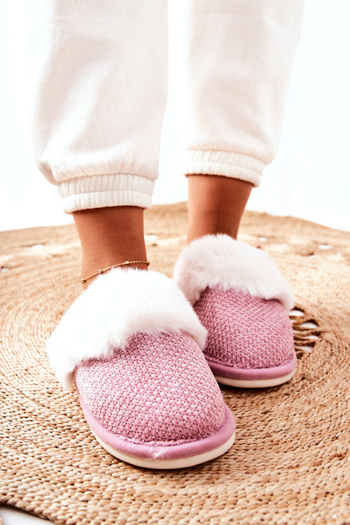 Papci izolovaný s kožušinovým tmavo ružovým flarínom