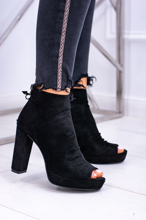 Ženské topánky na príspevku objavili prsty čierna temira