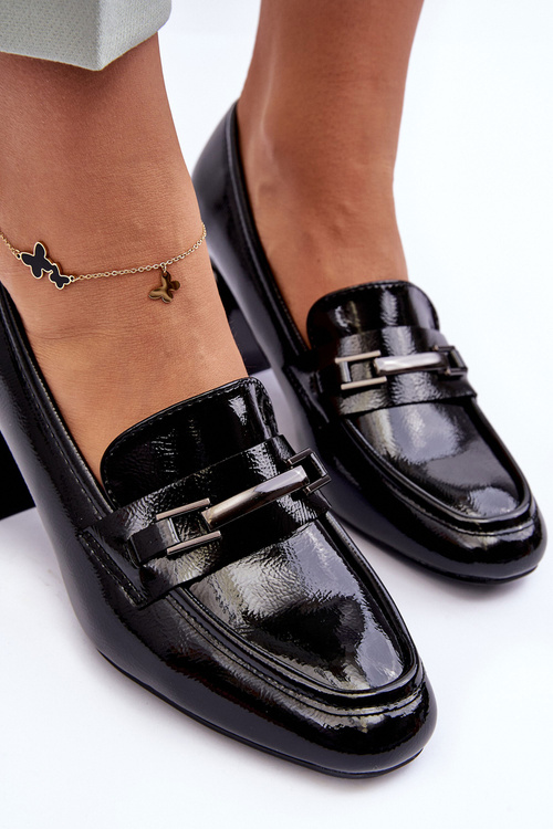 Maľované čerpadlá na čiernom idonovom stĺpiku