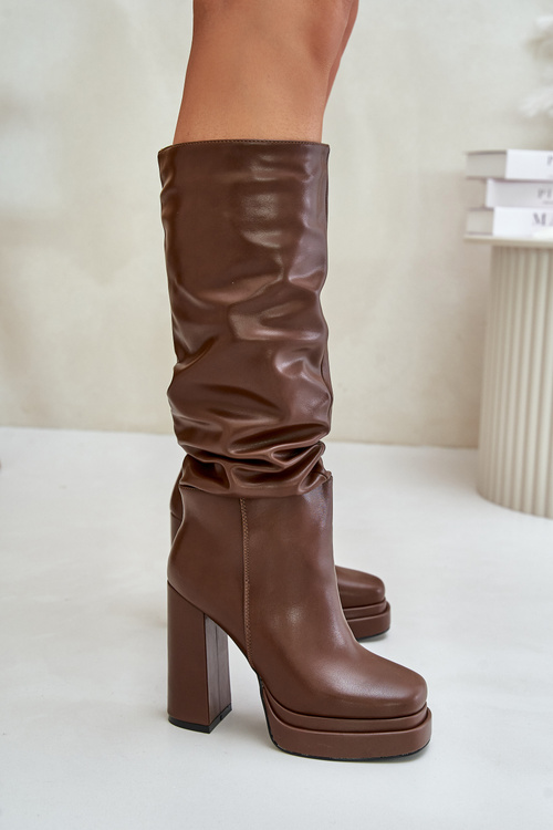 Nazouvací kozačky na podpatku a platformě s nařasením zateplené hnědé Beridra