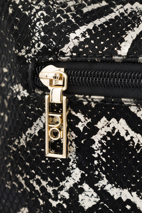 Klasická hadovská kabelka Nobo N1340-CM23 čierna a zlatá vzor