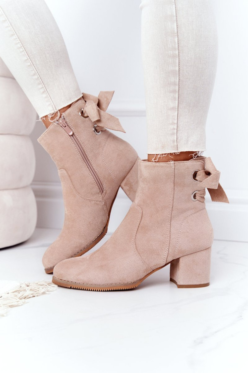 Izolované topánky žien na kayle béžovom poste