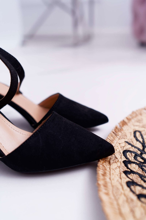 Dámske pumpy na čiernom stĺpe v čiernom elegantnom