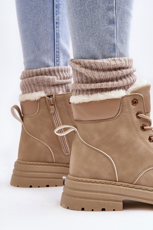 Dámske topánky izolované kožušinovým béžovým fenanom