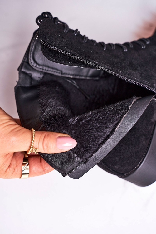 Klasické ženské izolované čierne jednoduché semišové topánky