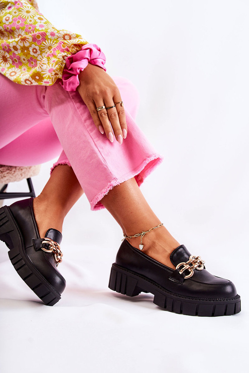 Kožené topánky s dekoratívnou čiernou reťazou karmínovej reťaze