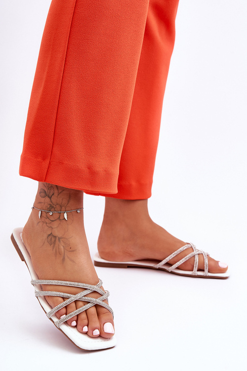 Dámske flip -flops s pruhmi a bielymi kamienkami lemi