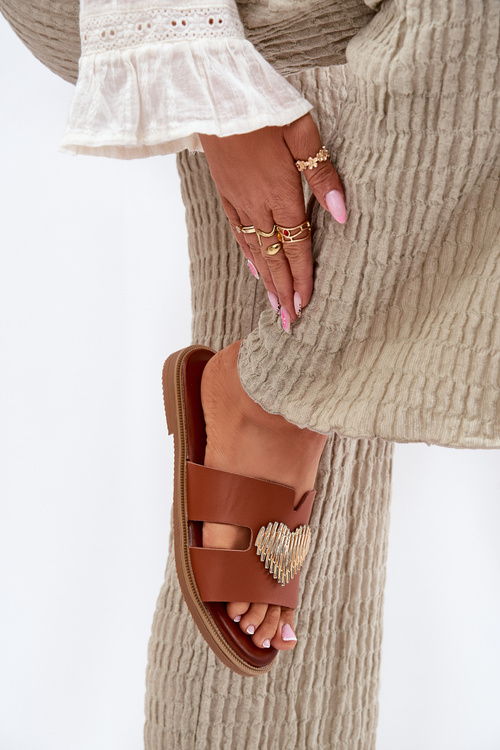 Dámske sandále na plochom podpätku so zlatou ozdobou Karinma