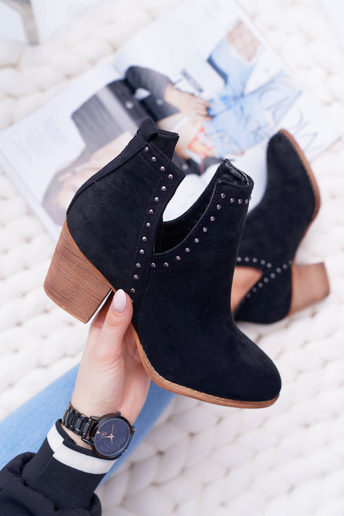 Ženské topánky na stĺpi vložené výrezmi čiernymi manimanmi