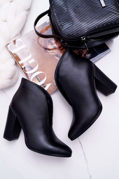 Dámske topánky na stĺpiku vkĺzli s čiernymi výrezmi mantany