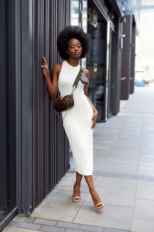 Zviazané sandále na ťavom móle