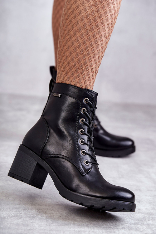 Dámske topánky na poštách izolovaný čierny Dunaff