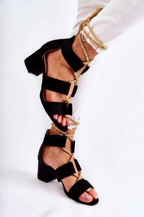 Sandále s nízkym obsahom sandálov zviazané čiernou erisou