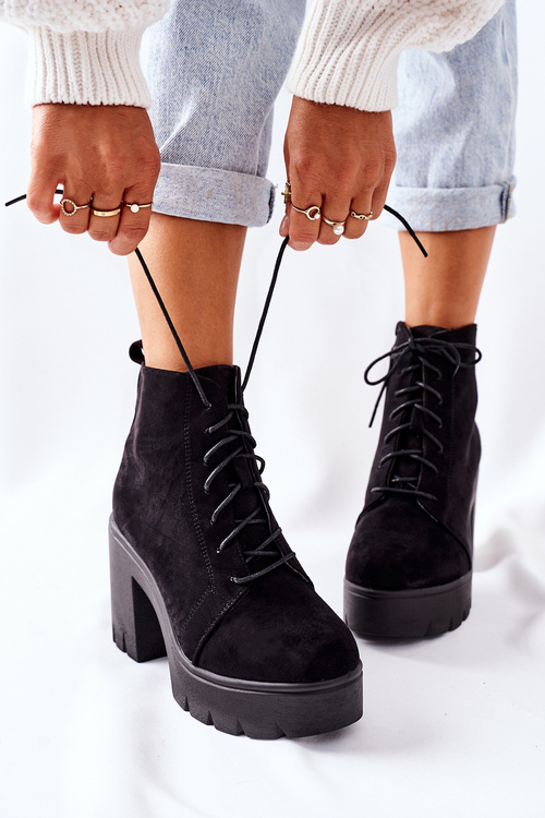 Izolované semišové topánky na stĺpiku čierneho smeru