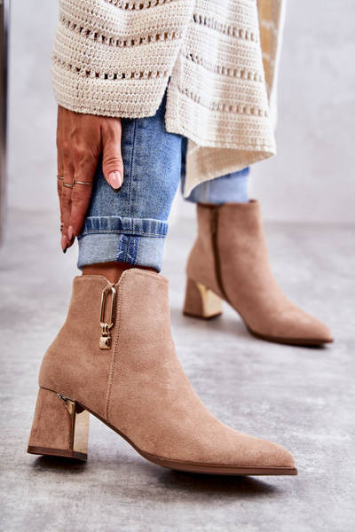 Semišové topánky na mieste s dekoráciou béžovej erine