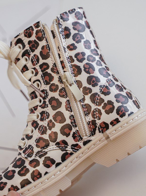 Izolované detské topánky na béž-hnedom zlide zlida