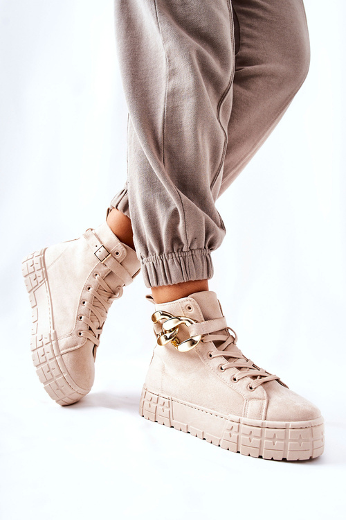 Vysoké tenisky na svetelnej béžovej plošine.