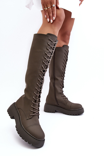 Čipky izolované topánky topánok pred tmavo zeleným kolenom bergdis