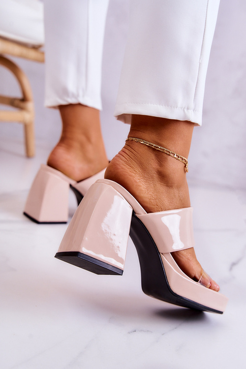 Maľované flip -flops na stĺpe béžového béžového stĺpu Seattle