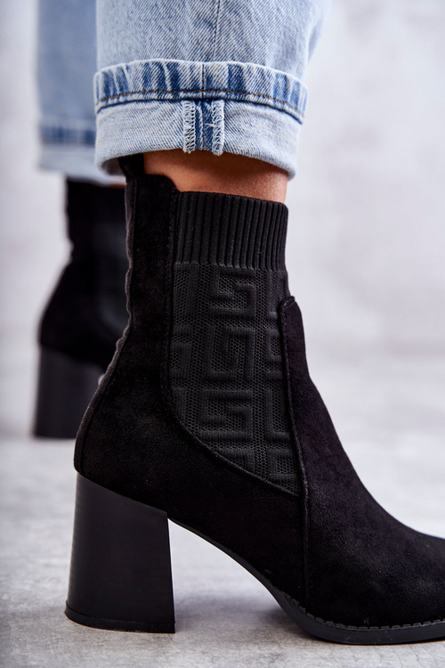 Dámske semišové topánky s čiernymi ponožkami
