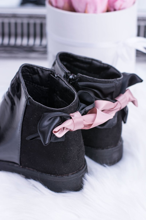 Čierne detské topánky izolované s posúvacou lakovanou malú Dianu
