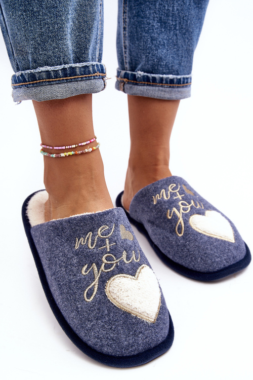 Dámske klasické papuče v izolovaných modrých zápasoch