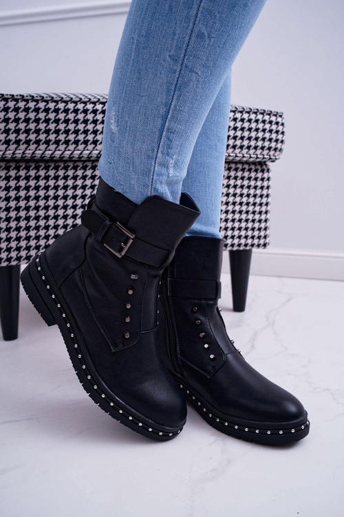 Dámske čierne klavírne topánky izolované kožušinou