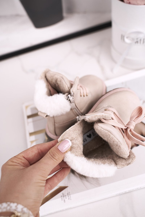 Detské izolované béžové topánky maestro