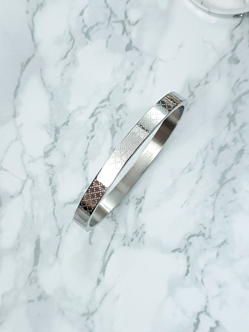 Dámsky oceľový náramok s vyrytým vzorom slečny