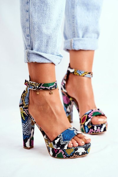 Dámske sandále na stĺpe farebného hadového figara