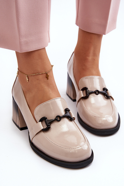 Lakové topánky na opätku béžové Nireva