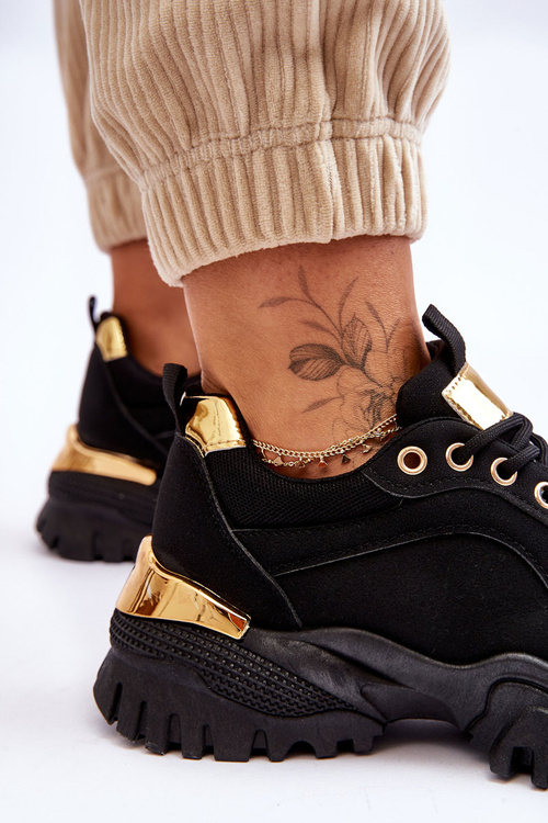 Klasické športové topánky na čiernej potrebe platformy IT