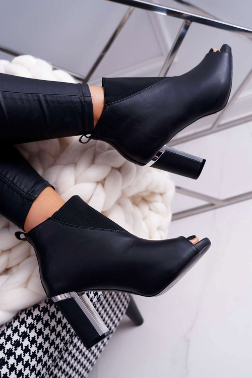 Dámske topánky na príspevku objavili prsty