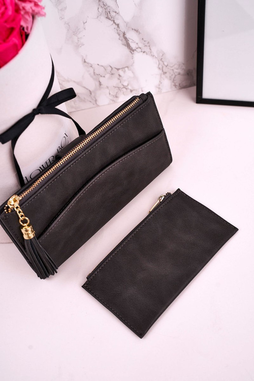 Veľká dámska peňaženka s ďalšou kabelkou a sivými strapcami