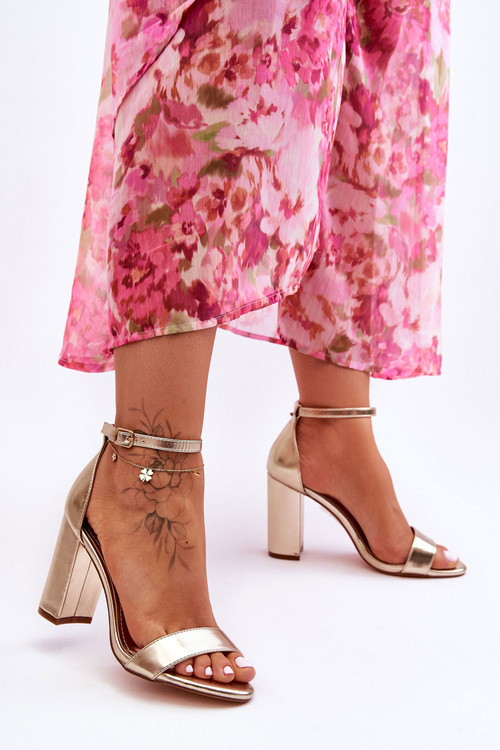 Zlaté sandále s jednotlivými podpätkami