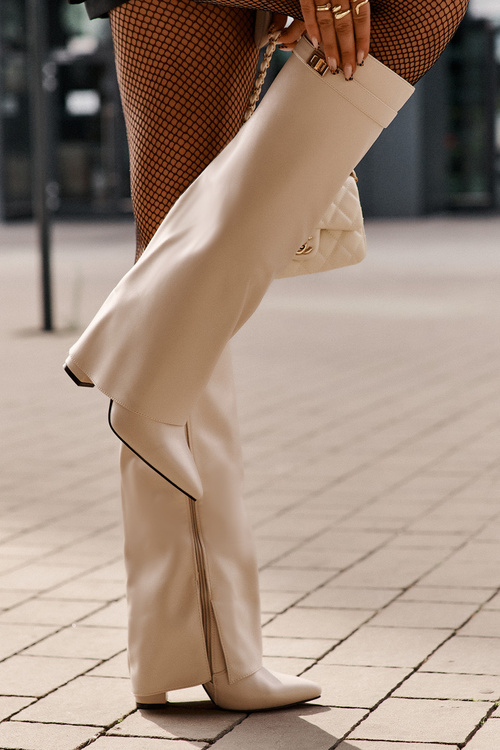 Dámske Eko Kožené Čižmy S Ohnutým Zvrškom Na Opätku Svetlo Béžové Avamora