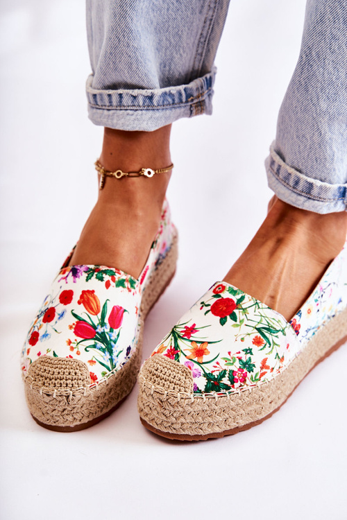 Módne posuvné espadrilly s bielymi kvetmi