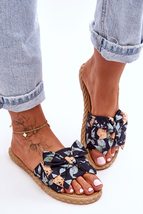 Dámske papuče s materiálom luk čierny kvet