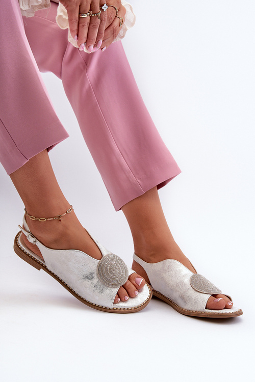 Dámske sandále s ozdobou na plochej podrážke S.Barski KV24-057 Strieborné