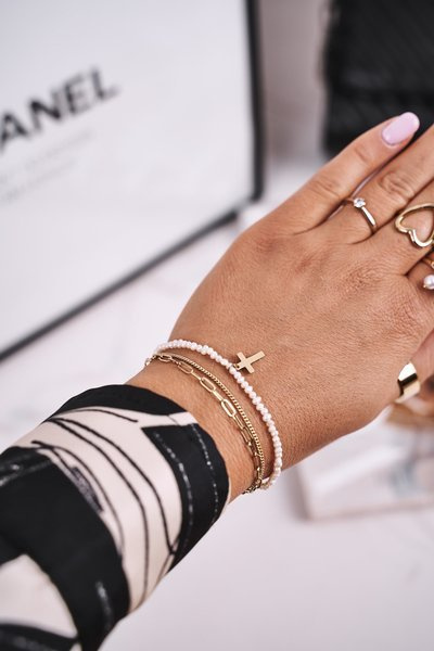 Náramok s perlami a krížom zlata