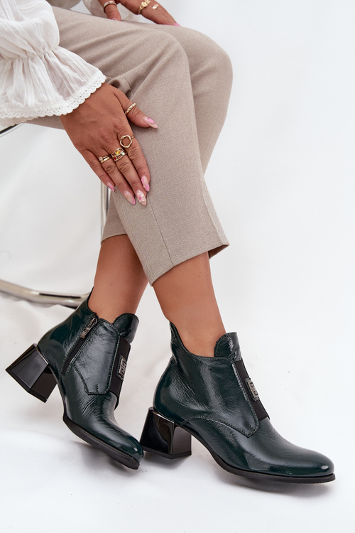 Kožené lakované kotníkové boty na klínu s ozdobným detailem zateplené Zazoo 60560 tmavě zelené