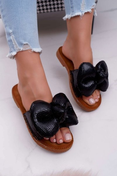 Ženské žabky s veľkou čiernou veľkou láskou