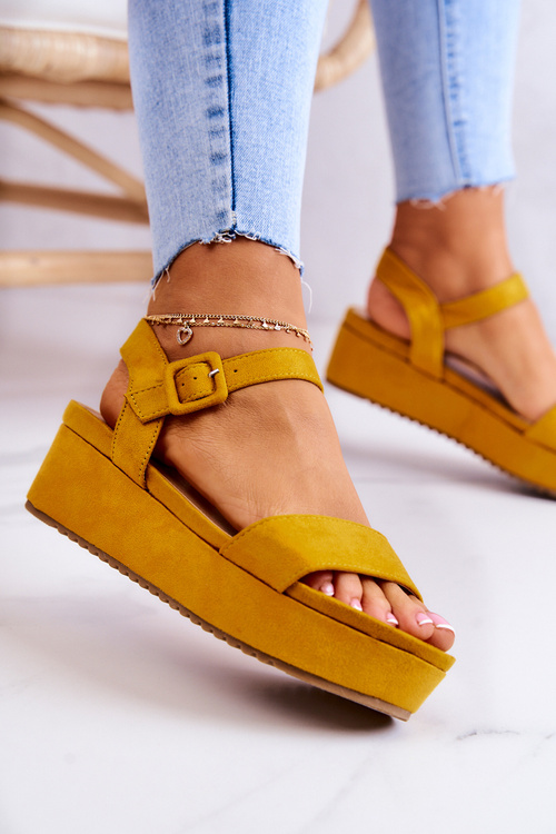 Semišové sandále na žltej plošine sariah