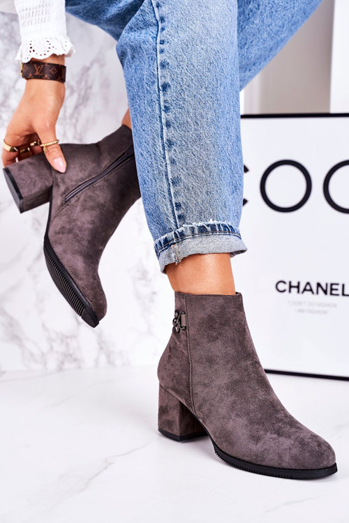 Klasické ženské izolované topánky na Grey Success Post