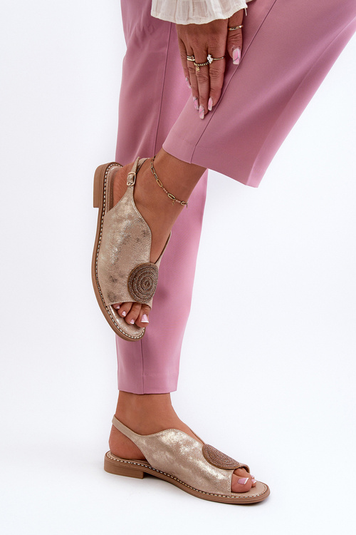 Dámske sandále s ozdobou na plochej podrážke S.Barski KV24-057 Zlaté