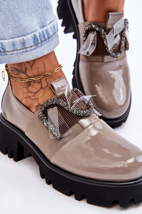 Maľované topánky so sivými dekoráciami keily