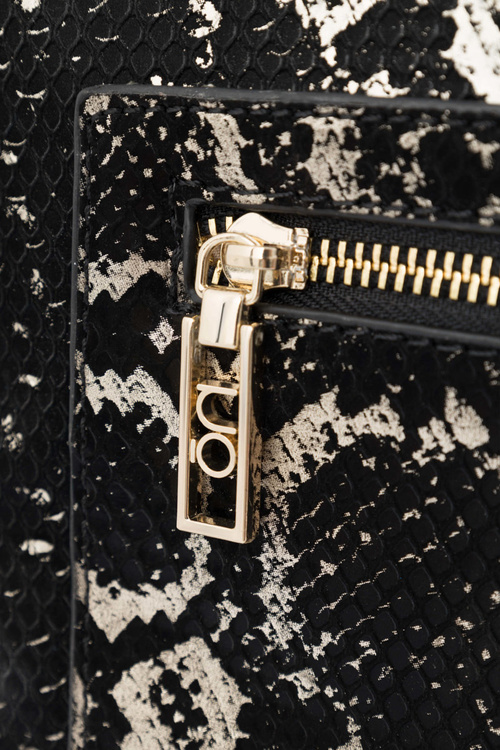 NOBO N1330-CM23 čierna a zlatá hadová taška