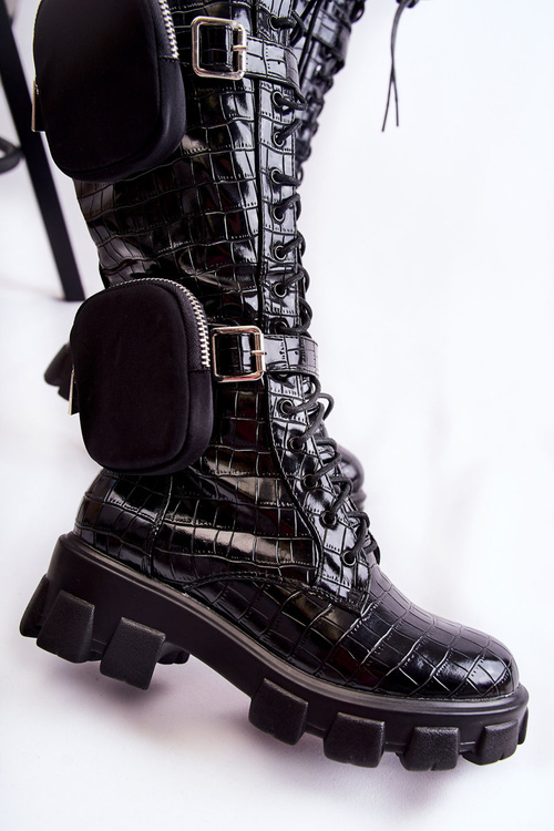 Izolované topánky s kabelkami a čiernou armádou vzorom zvierat