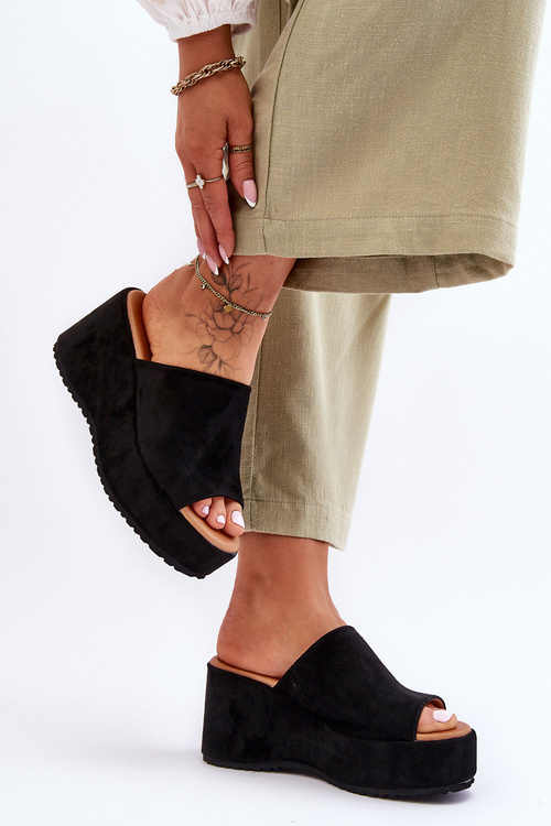 Ženské papuče na masívnej platforme Czarne Martina