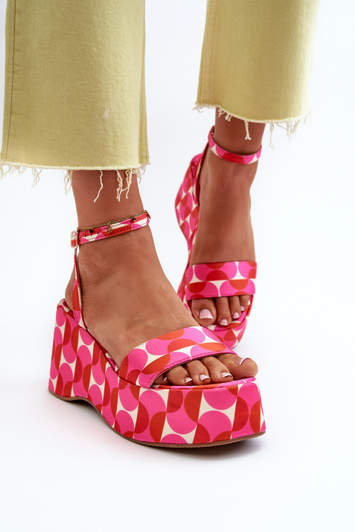 Vzorované sandále na platforme a klinčeku Fuksja Wiandia